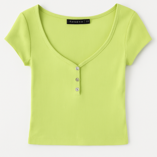 TOP DE MANGAS CORTAS CON ABERTURA DE 3 BOTONES Y CUELLO EN V