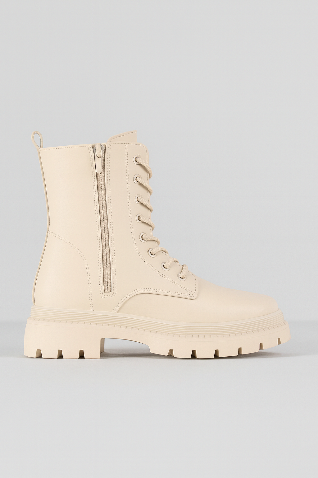 BOTAS MILITARES DE CUERO SINTÉTICO CON CORDONES Y SUELA TRACK