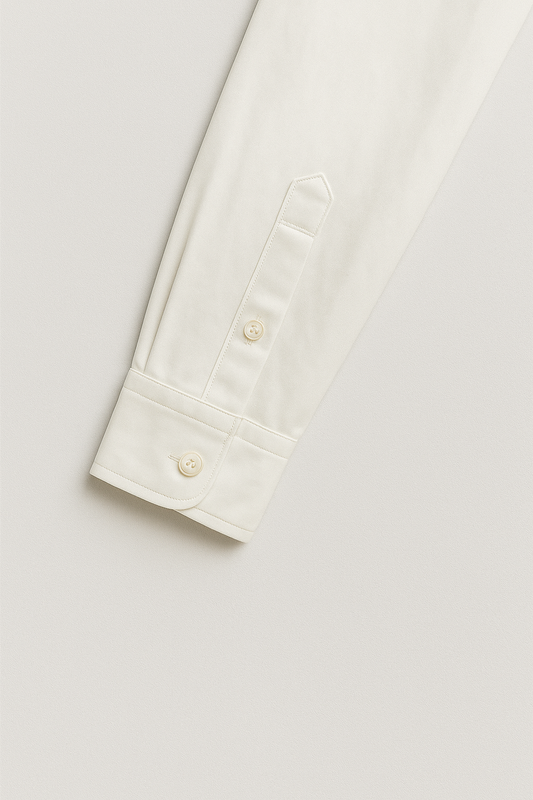 CAMISA CLÁSICA, MANGA LARGA Y CUELLO CAMISERO, DISEÑO LISO CON BOTONES AL TONO