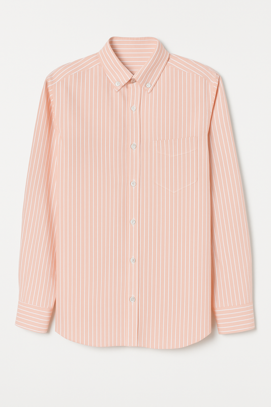 CAMISA SLIM FIT FORMAL, MANGA LARGA Y CUELLO CAMISERO, DISEÑO A RAYAS VERTICALES EN TONO SALMÓN CLARO CON BOTONES BLANCOS Y BOLSILLO EN PECHO