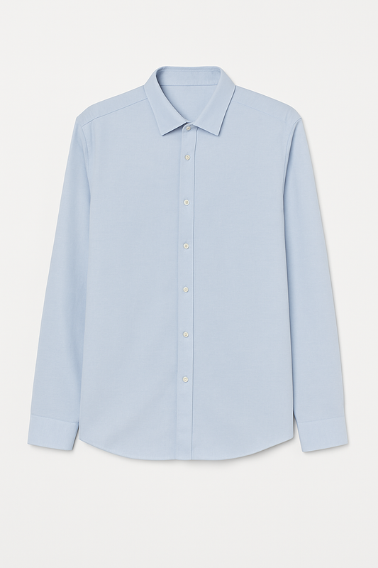 CAMISA COMFORT FIT FORMAL, MANGA LARGA Y CUELLO CLÁSICO, DISEÑO LISO EN TONO CELESTE CON BOTONES BLANCOS