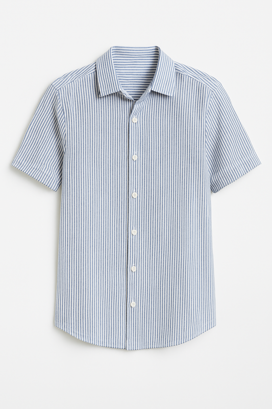 CAMISA SLIM FIT CASUAL, MANGA CORTA Y CUELLO CLÁSICO, DISEÑO A RAYAS VERTICALES AZUL CON BLANCO Y BOTONES BLANCOS