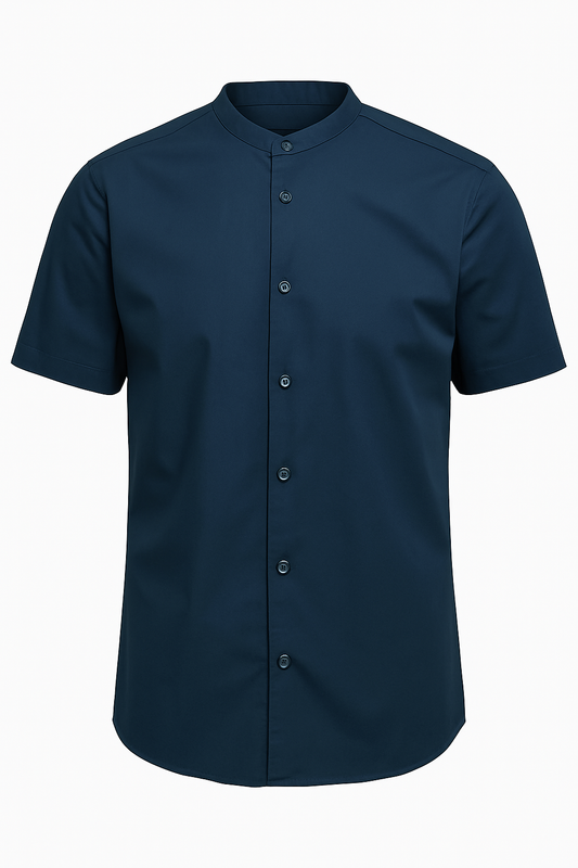 CAMISA SLIM FIT CASUAL, MANGA CORTA Y CUELLO CHINO, DISEÑO LISO EN TONO AZUL MARINO CON BOTONES AL TONO