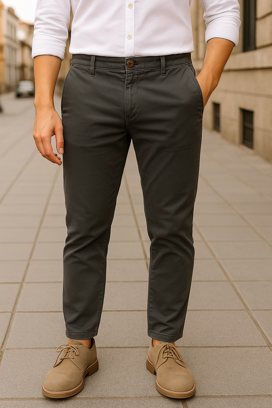 PANTALÓN GABARDINA, DISEÑO LISO EN TONO GRIS OSCURO CON BOLSILLOS LATERALES Y BOTÓN CAFÉ