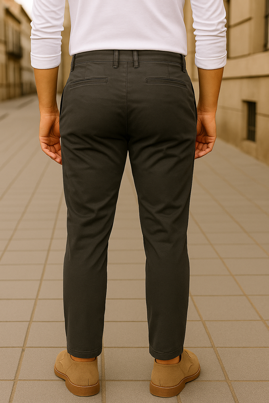 PANTALÓN GABARDINA, DISEÑO LISO EN TONO GRIS OSCURO CON BOLSILLOS LATERALES Y BOTÓN CAFÉ