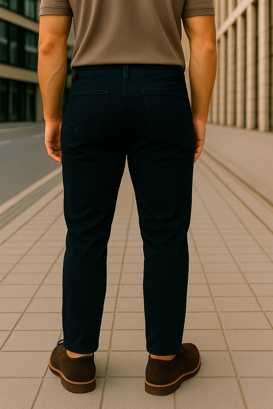 PANTALÓN GABARDINA NARROW FIT CASUAL, CORTE RECTO Y BOLSILLOS INTERNOS, DISEÑO LISO CON CORDÓN AJUSTABLE