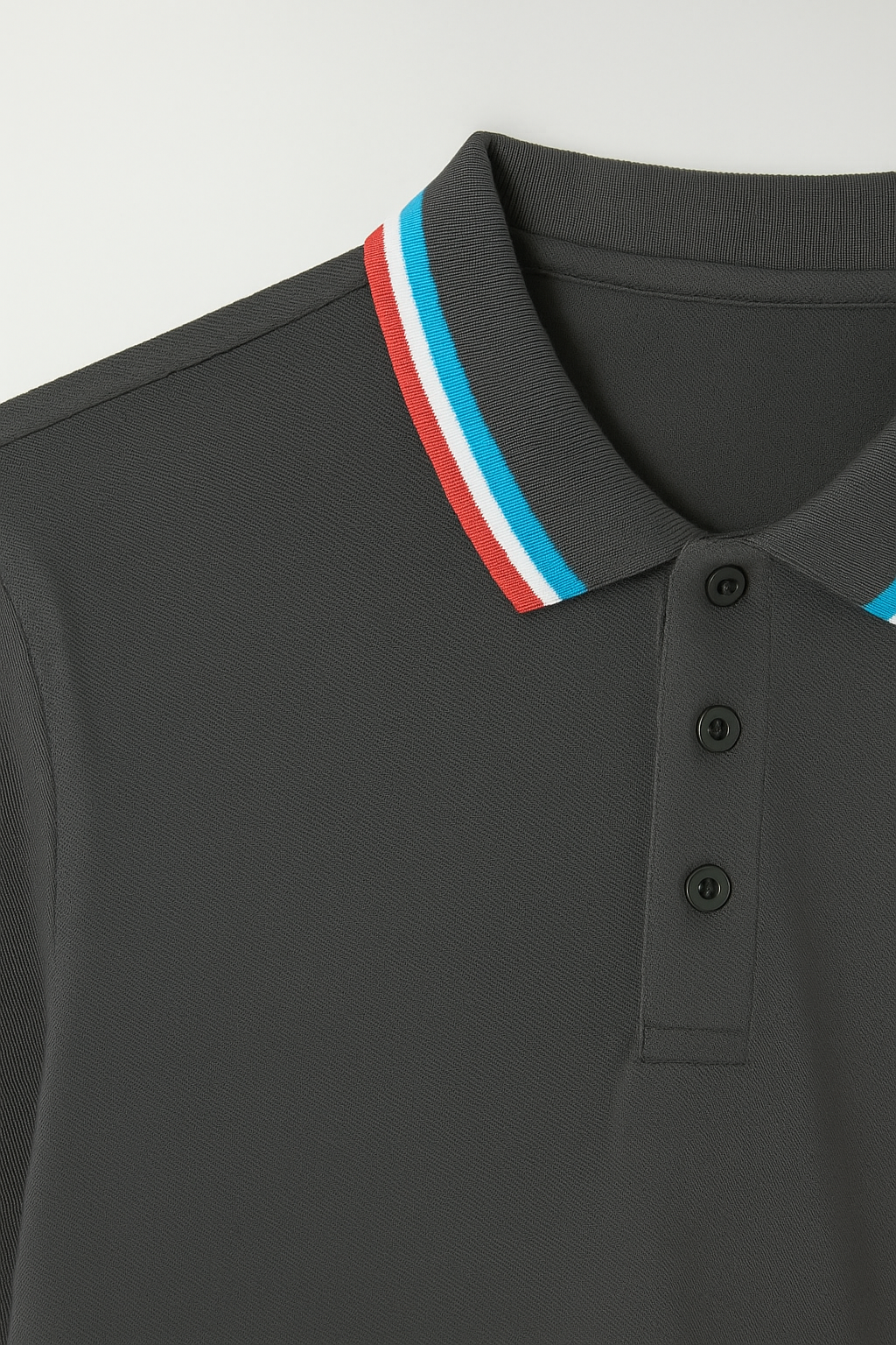 CAMISETA POLO GRIS CON BORDE TRICOLOR EN CUELLO Y MANGAS