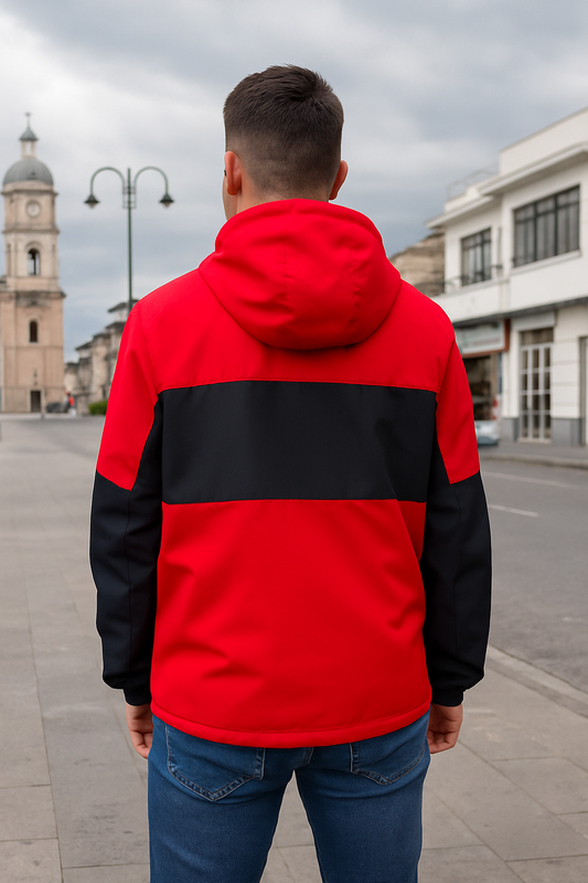 CHAQUETA BICOLOR CON CAPUCHA, ABERTURA Y BOLSILLOS DE CIERRE.