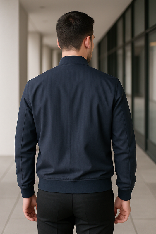 CHAQUETA SEMIFORMAL AZUL MARIN CON LINEAS HORIZONTALES, CUELLO REDONDO Y BOLSILLO DE CIERRE