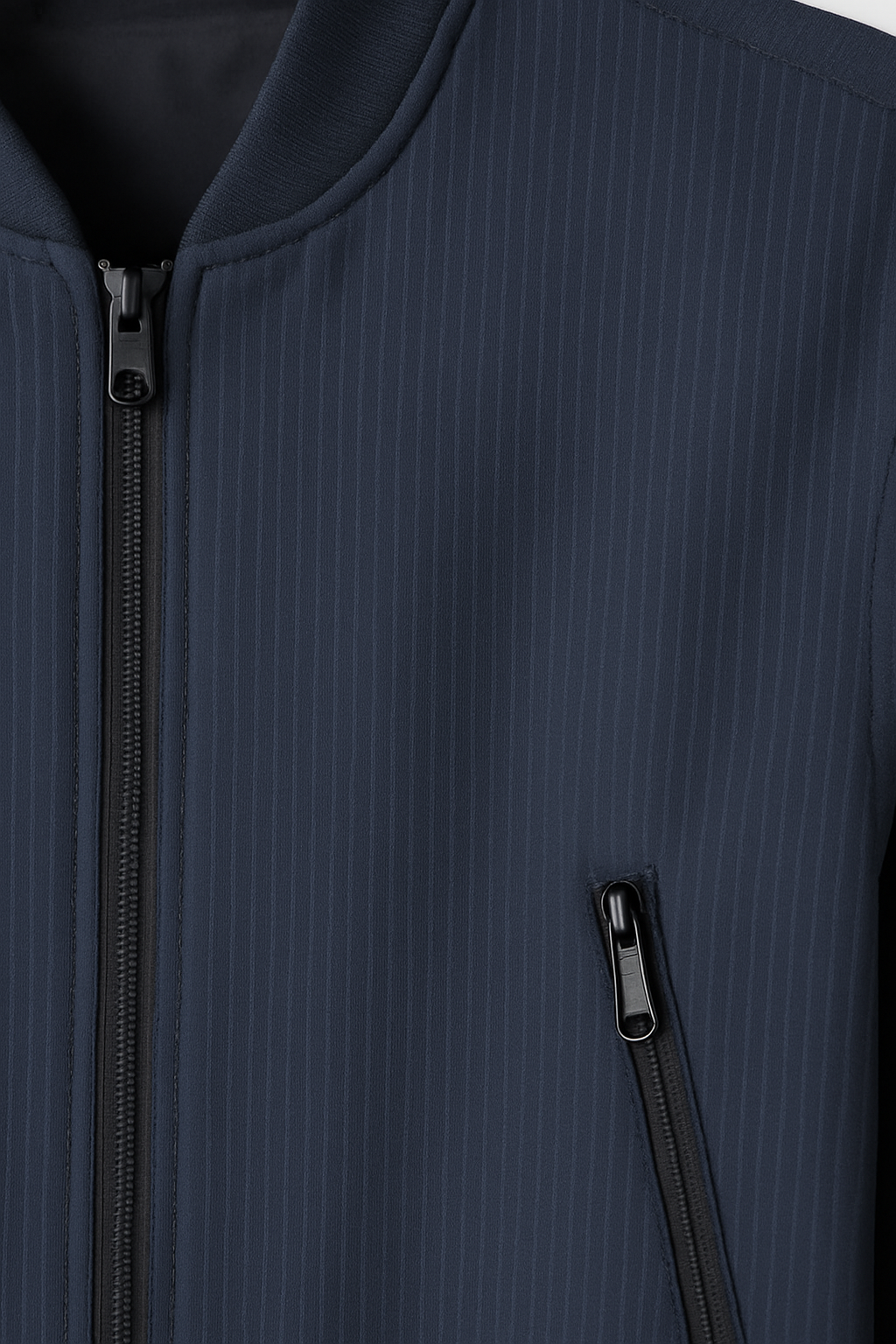 CHAQUETA SEMIFORMAL AZUL MARIN CON LINEAS HORIZONTALES, CUELLO REDONDO Y BOLSILLO DE CIERRE