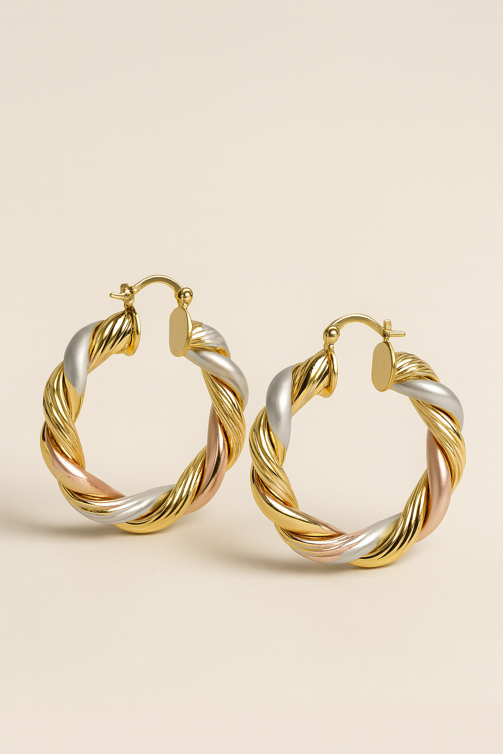 ARETE ARGOLLA BAÑADO EN TONO ORO, BLANCO Y ROSA CON DETALLE TRENZADO F3960