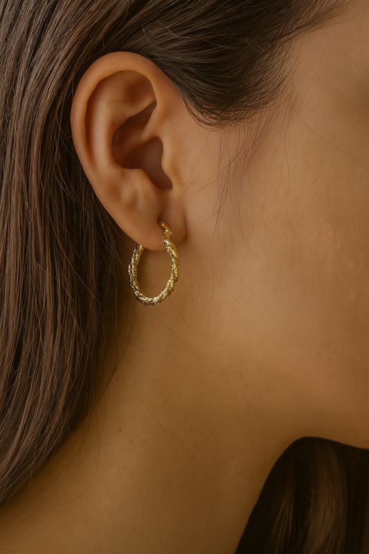 ARETE ARGOLLA FINA BAÑADA EN ORO CON TRENZADO ELEGANTE F4618