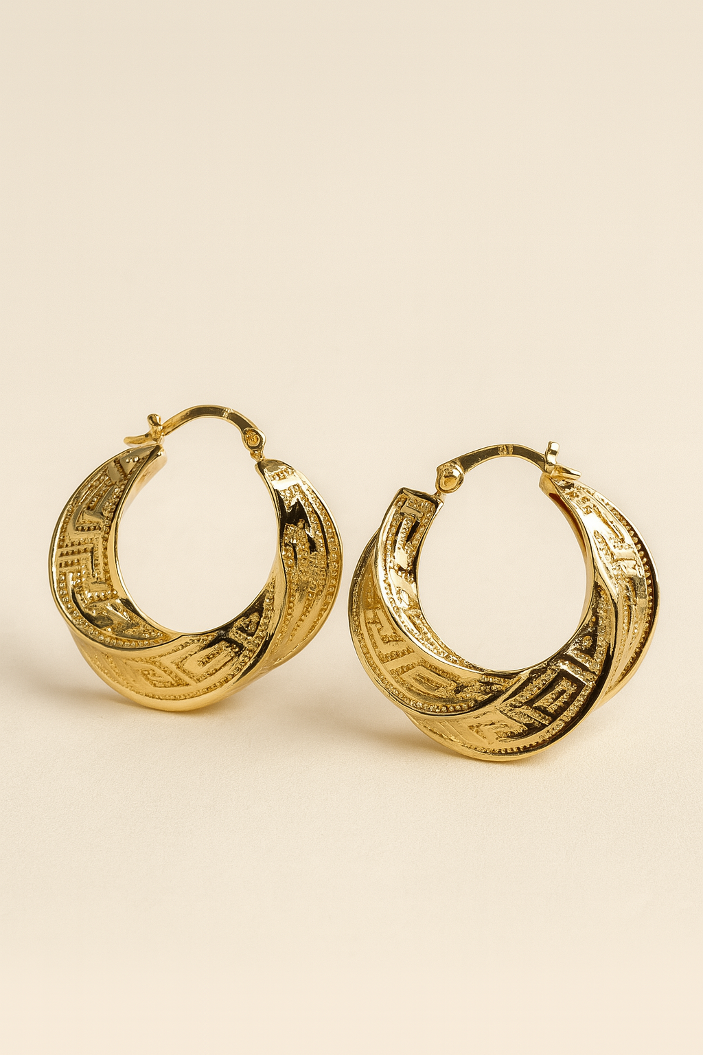 ARETE MEDIA LUNA BAÑADO EN ORO CON DETALLES GEOMÉTRICOS F4635