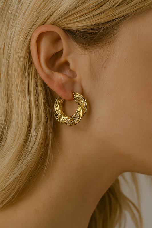 ARETE MEDIA LUNA BAÑADO EN ORO CON DETALLES GEOMÉTRICOS F4635