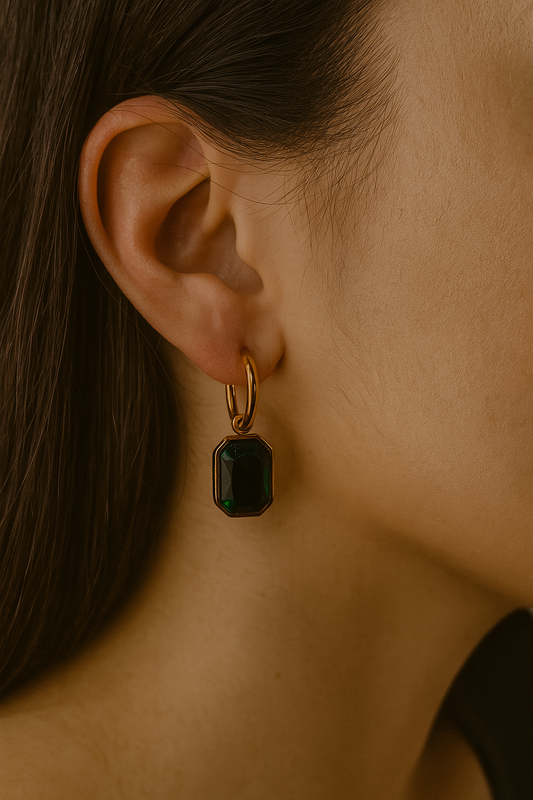 ARETE GEOMÉTRICO CON BORDE DORADO Y CENTRO DE ESMERALDA P7818