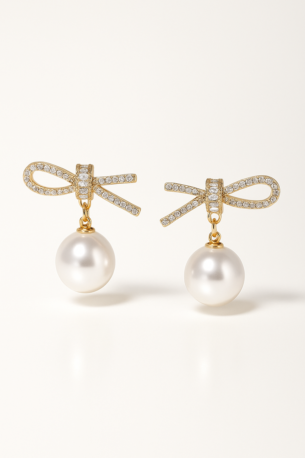 ARETE DORADO CON LAZO DIAMANTADO Y PERLA COLGANTE A3750