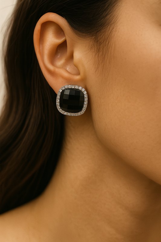 ARETE CUADRADO PLATEADO CON BORDE DIAMANTADO Y PIEDRA NEGRA CENTRAL P9342