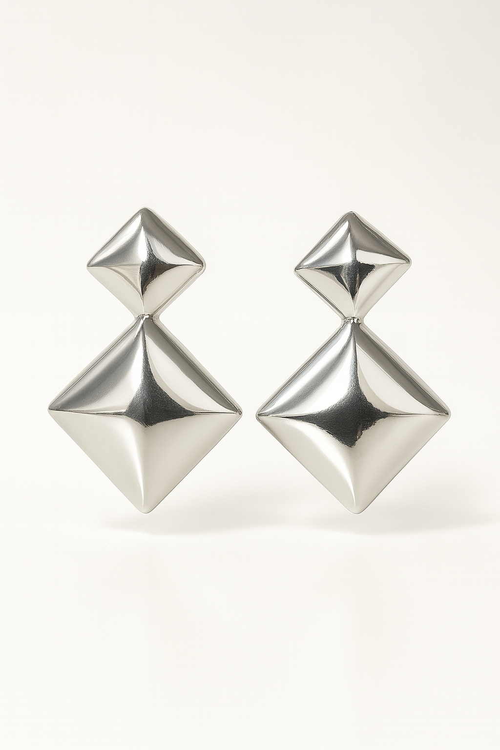 ARETE MINIMALISTA CON FIGURAS CUADRADAS PLATEADAS P9752