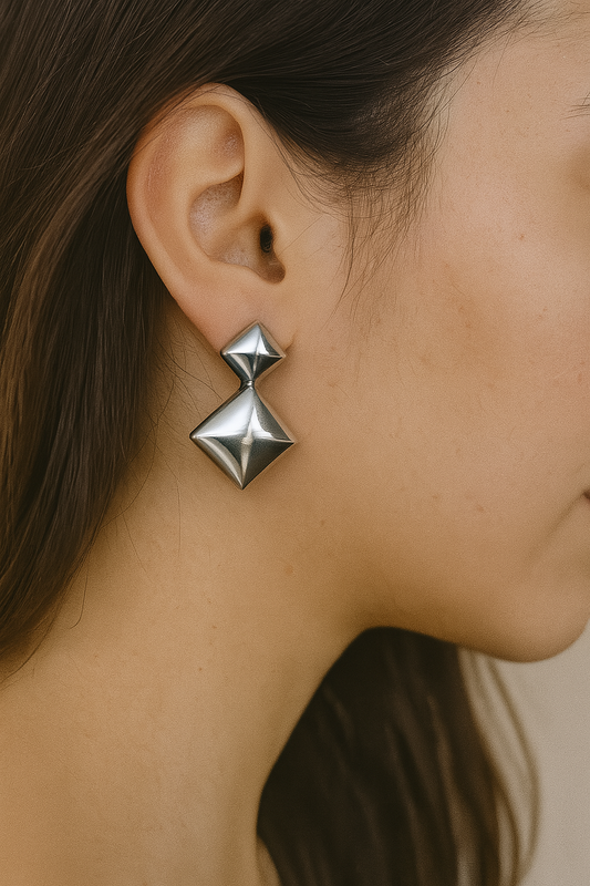 ARETE MINIMALISTA CON FIGURAS CUADRADAS PLATEADAS P9752