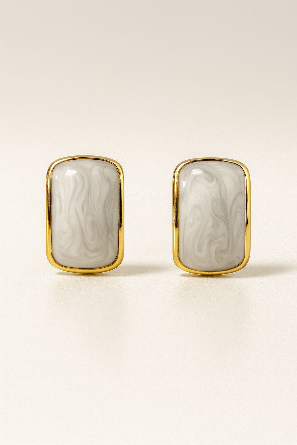 ARETES RECTANGULARES MARCO DORADO CON PIEDRA BLANCA CENTRAL K2983