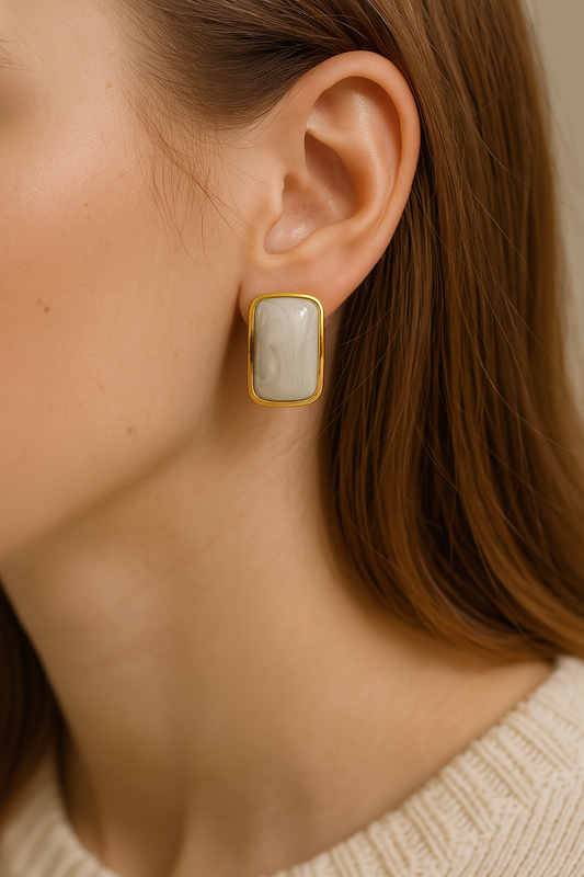 ARETES RECTANGULARES MARCO DORADO CON PIEDRA BLANCA CENTRAL K2983