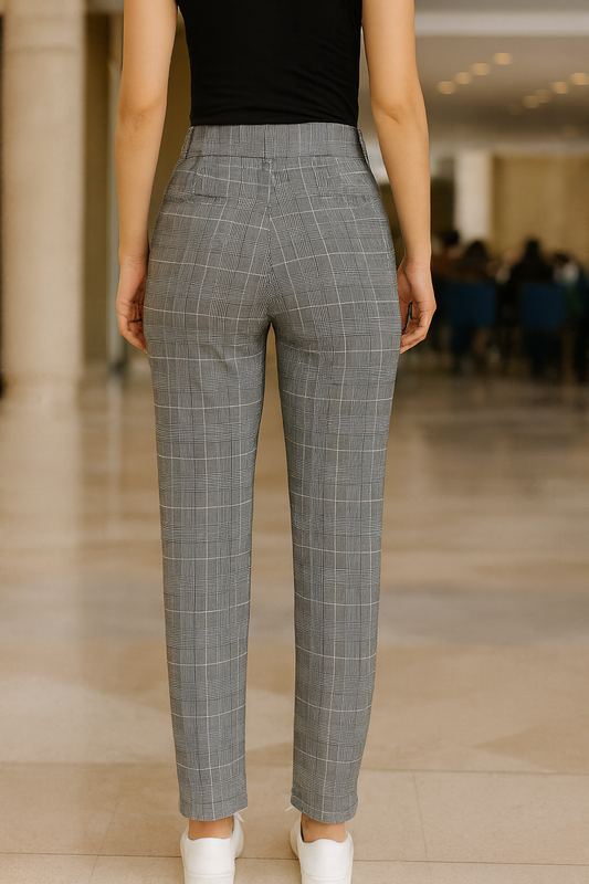 PANTALÓN DAMA GRIS DE VESTIR RECTO CON DISEÑO A CUADROS Y BOLSILLOS DECORATIVOS