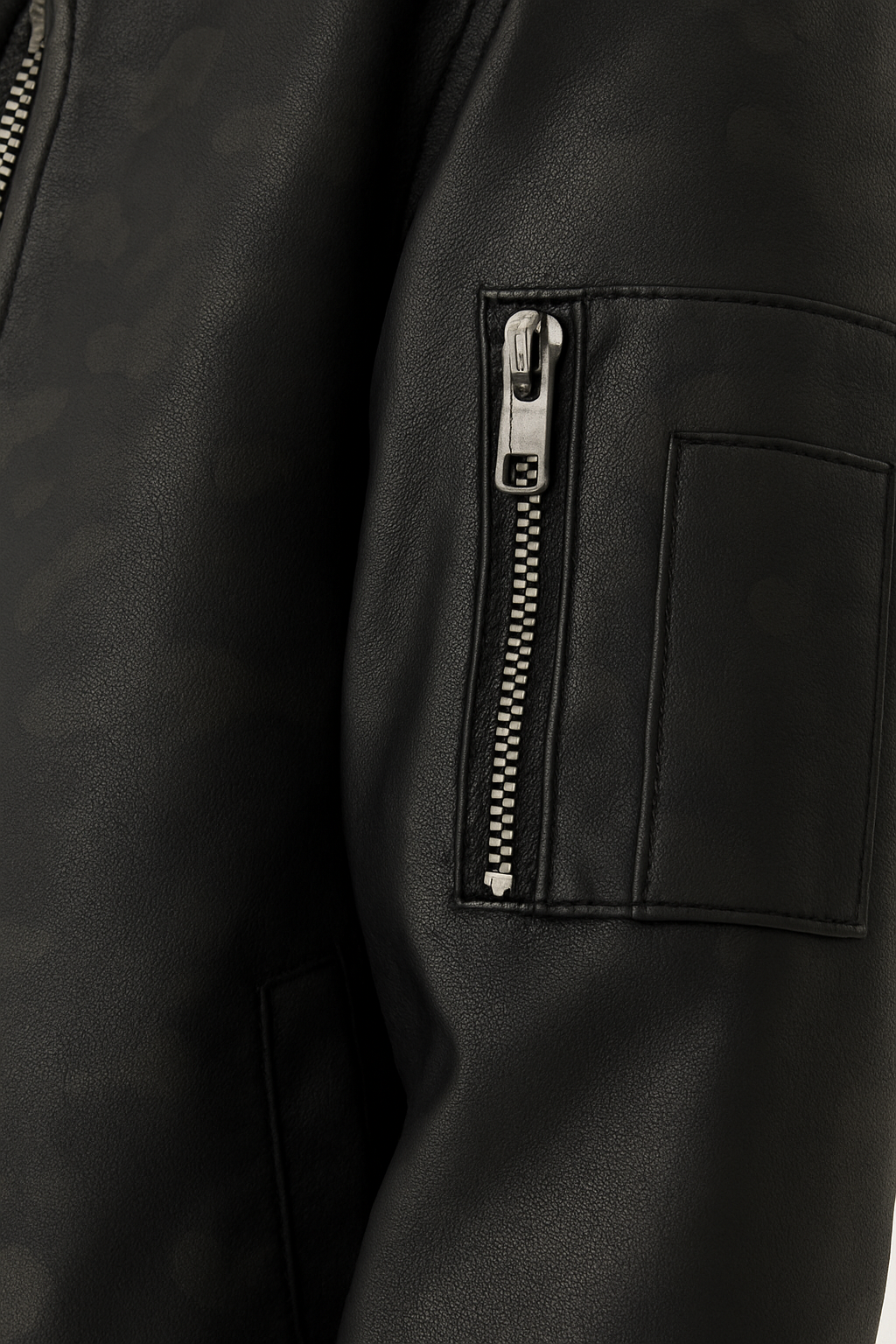 CHAQUETA CLÁSICA DE CUERO CON DETALLE TEXTURIZADO ESTILO CAMUFLAJE, CON BOLSILLO EN MANGA Y CUELLO DE CUERO