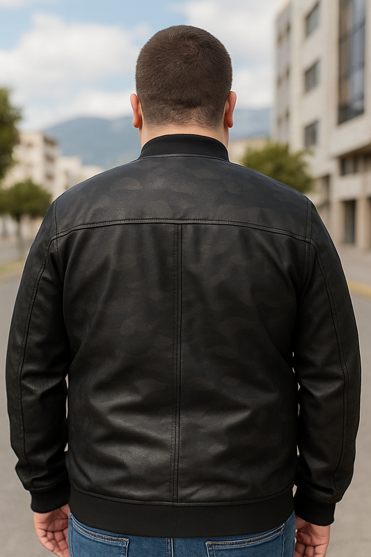 CHAQUETA CLÁSICA DE CUERO CON DETALLE TEXTURIZADO ESTILO CAMUFLAJE, CON BOLSILLO EN MANGA Y CUELLO DE CUERO