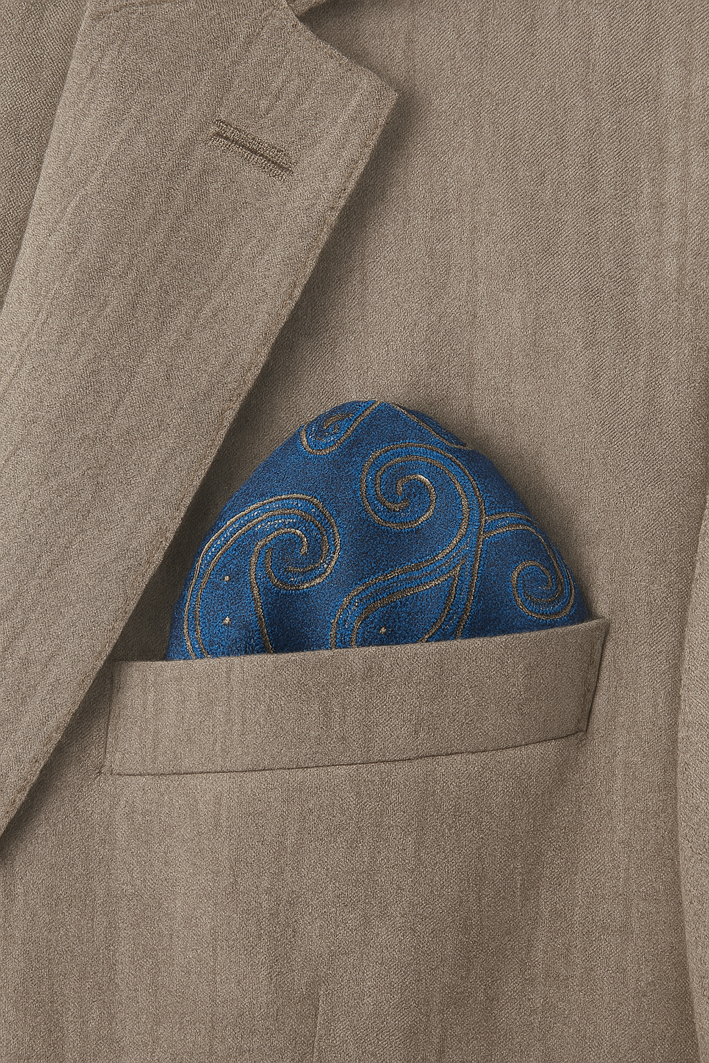 BLAZER SEMI FORMAL JASPEADO CON ABERTURA DE DOS BOTONES Y BOLSILLO DECORATIVO