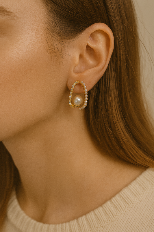 ARETE DORADO OVALADO CON CONTORNO DE PERLAS, BRILLANTES Y PERLA CENTRAL A4554