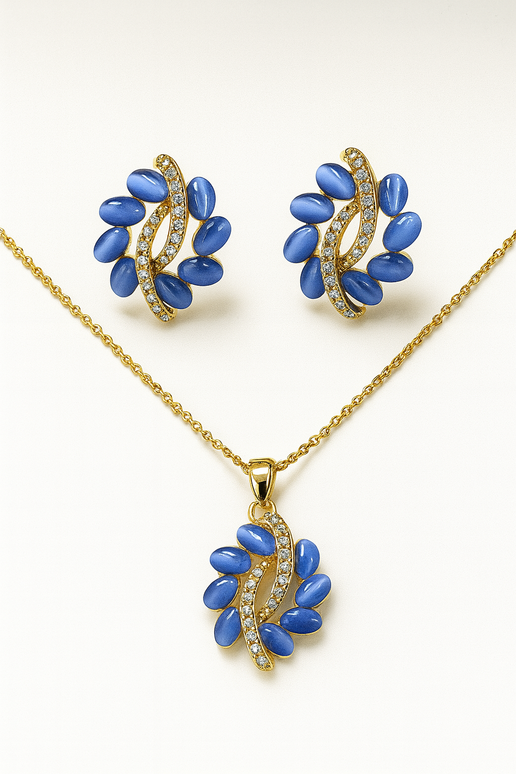 SET DE ARETES Y COLLAR DORADO CON GOTAS AZULES Y DISEÑO DE CURVA CON DIAMANTES M2056