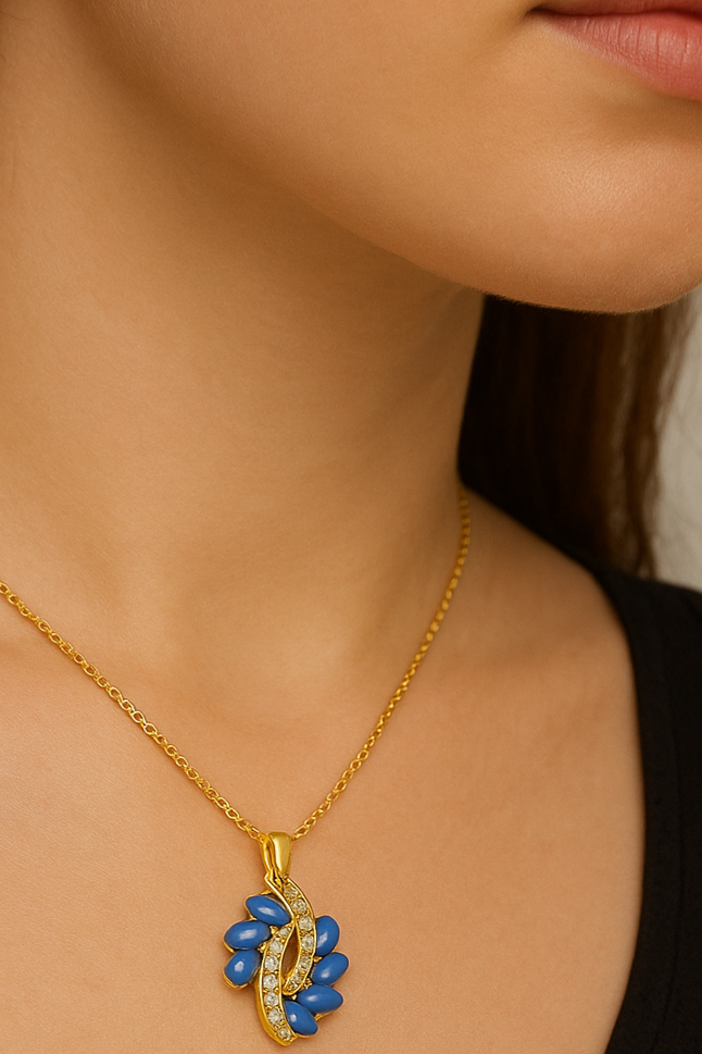 SET DE ARETES Y COLLAR DORADO CON GOTAS AZULES Y DISEÑO DE CURVA CON DIAMANTES M2056