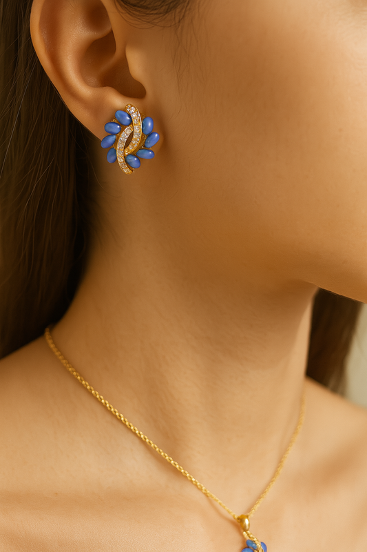SET DE ARETES Y COLLAR DORADO CON GOTAS AZULES Y DISEÑO DE CURVA CON DIAMANTES M2056