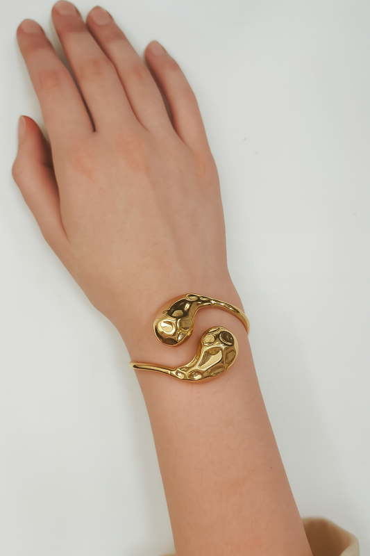 PULSERA ABIERTA DORADA CON PUNTAS REDONDEADAS K2997