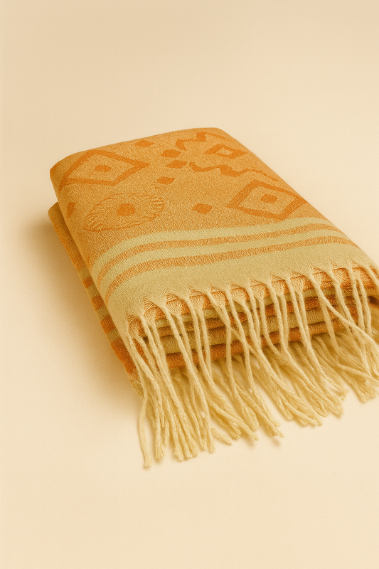 CHALINA AMARILLO - NARANJA CON FIGURAS GEOMETRICAS Y FLECOS