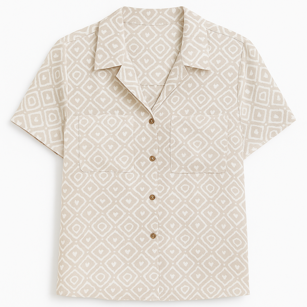 BLUSA DAMA BEIGE ESTAMPADA ROMBOS GEOMÉTRICOS CON DETALLE DE CORAZONES, MANGA CORTA Y BOTONES FRONTALES