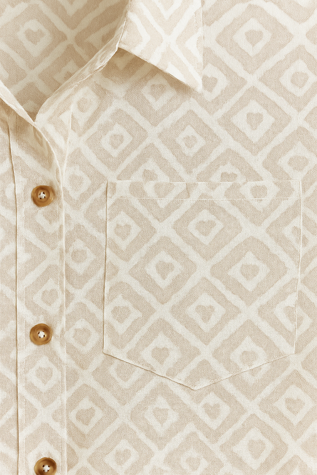 BLUSA DAMA BEIGE ESTAMPADA ROMBOS GEOMÉTRICOS CON DETALLE DE CORAZONES, MANGA CORTA Y BOTONES FRONTALES