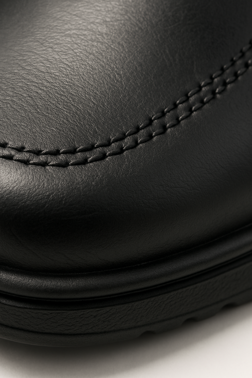 ZAPATOS ESCOLARES NEGROS DE CUERO CON ABERTURA AJUSTABLE DE VELCRO