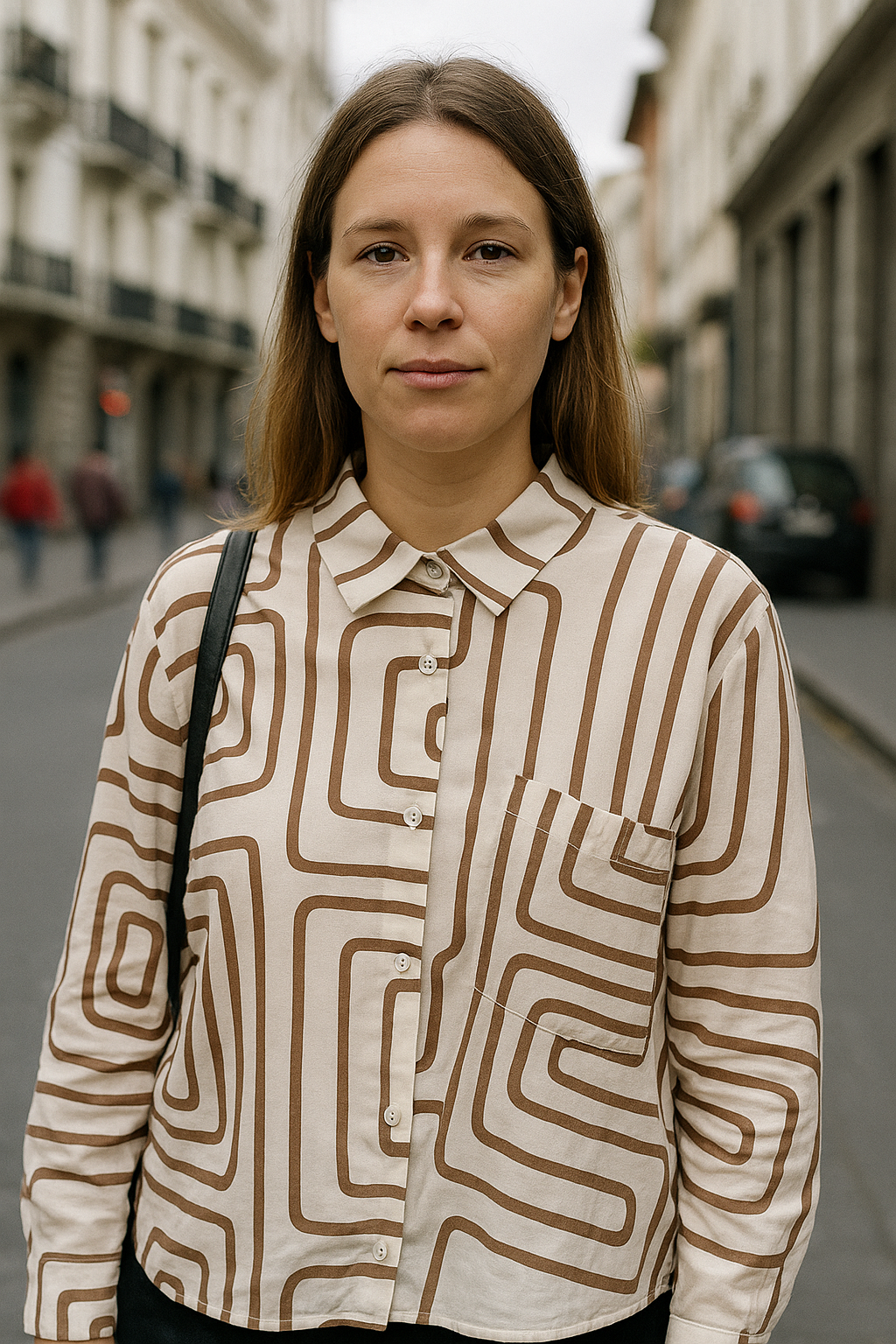 BLUSA DE CUELLO MANGA CORTA CON BOLSILLO DISEÑO GEOMÉTRICO