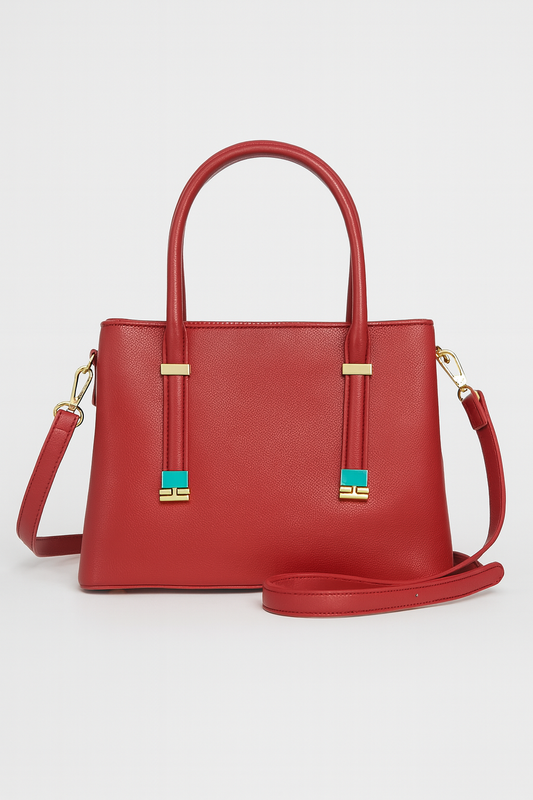 CARTERA DAMA ESTRUCTURADA CON DETALLES METÁLICOS Y CORREA