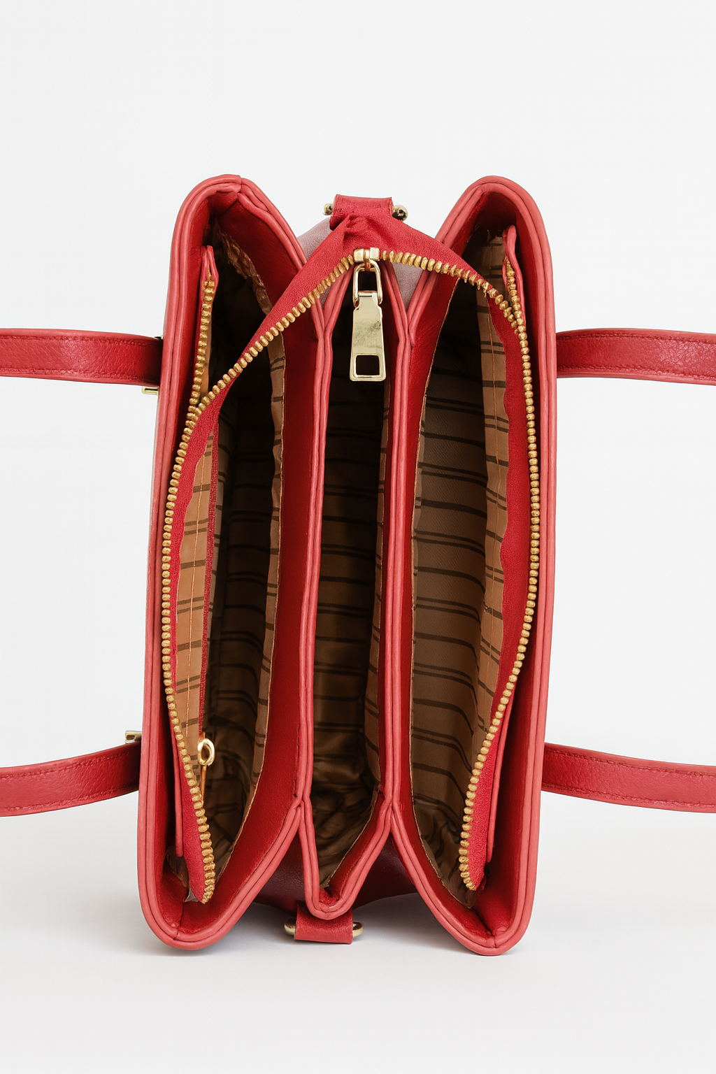 CARTERA DAMA ESTRUCTURADA CON DETALLES METÁLICOS Y CORREA