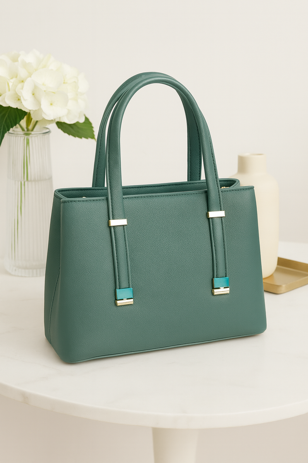 CARTERA DAMA ESTRUCTURADA CON DETALLES METÁLICOS Y CORREA