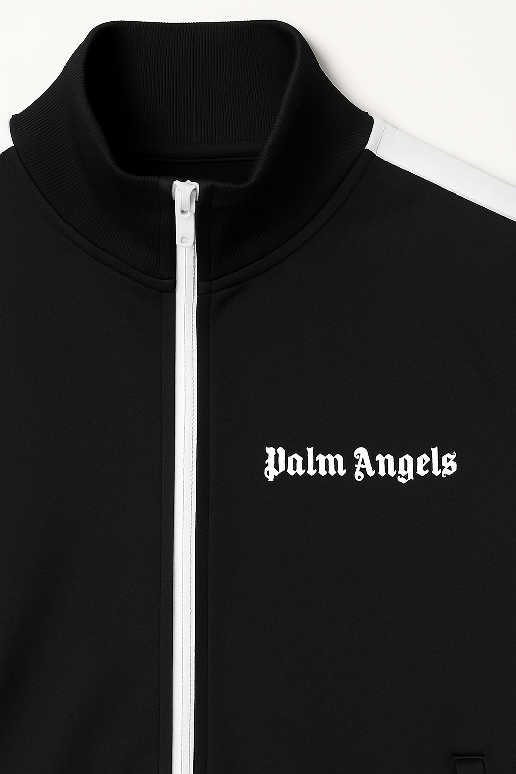 CHAQUETA NEGRA DEPORTIVA PALM ANGELS, CUELLO ALTO, ABERTURA CON CIERRE BLANCO, BOLSILLOS ABIERTOS Y LOGOTIPO EN PECHO. LINEAS VERTICALES EN BRAZOS