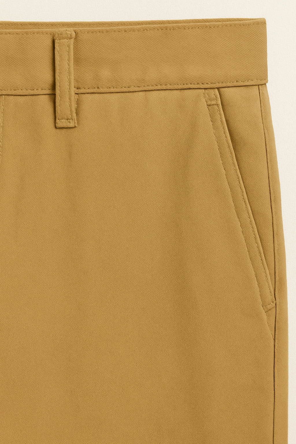 PANTALÓN SLIM FIT CAQUI DE CORTE MODERNO Y BOTÓN AL TONO