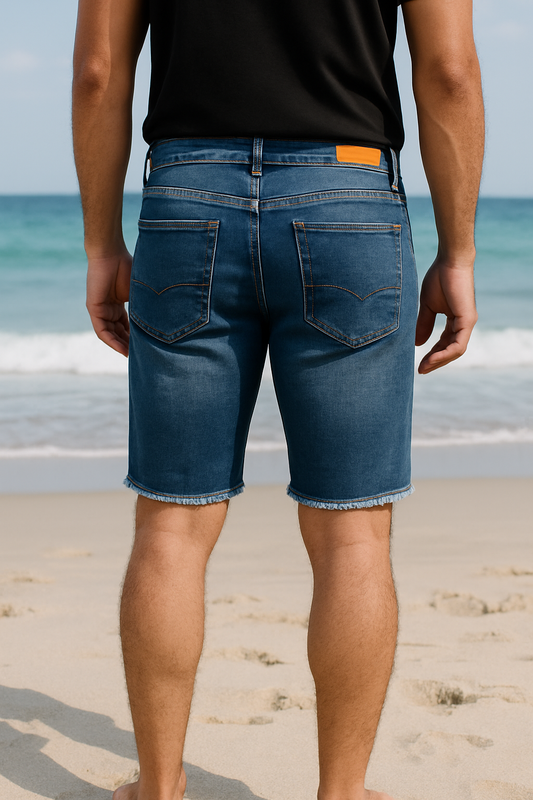 BERMUDA JEAN AZUL OSCURO CON BORDE DESPUNTADO Y DISEÑO ROTO EN BOLSILLO