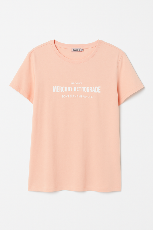 TOP HOLGADO DE CUELLO REDONDO CON MANGAS CORTAS DOBLADAS  Y LOGOTIPO FRONTAL