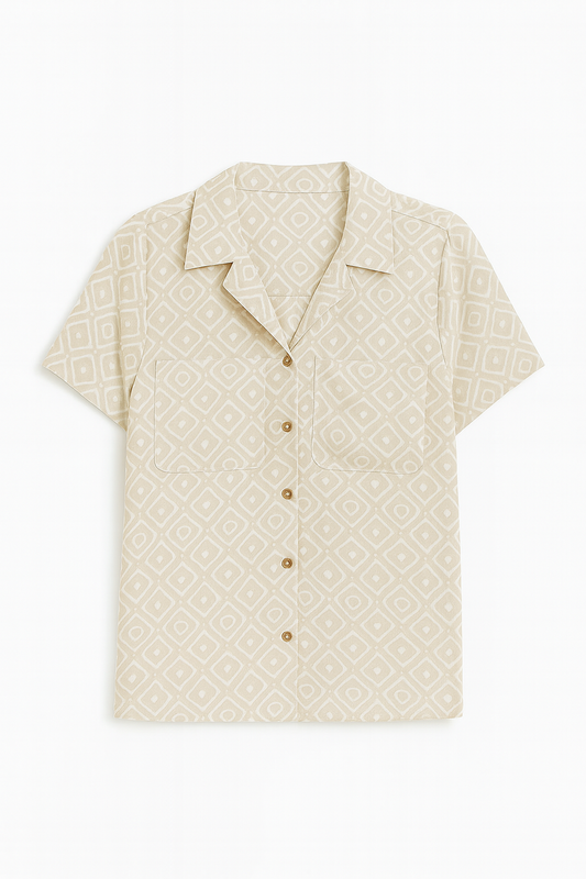 BLUSA DAMA BEIGE ESTAMPADA ROMBOS GEOMÉTRICOS CON DETALLE DE CORAZONES, MANGA CORTA Y BOTONES FRONTALES