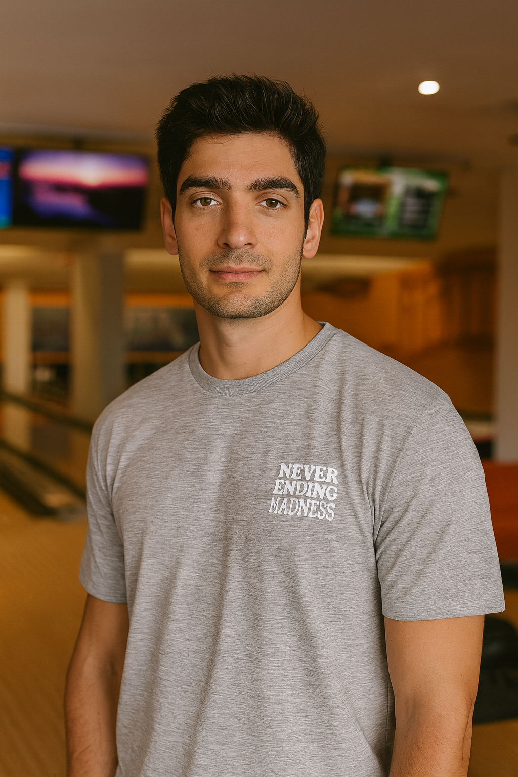 CAMISETA MANGA CORTA "NEVER ENDING MADNESS" CUELLO TEXTURIZADO