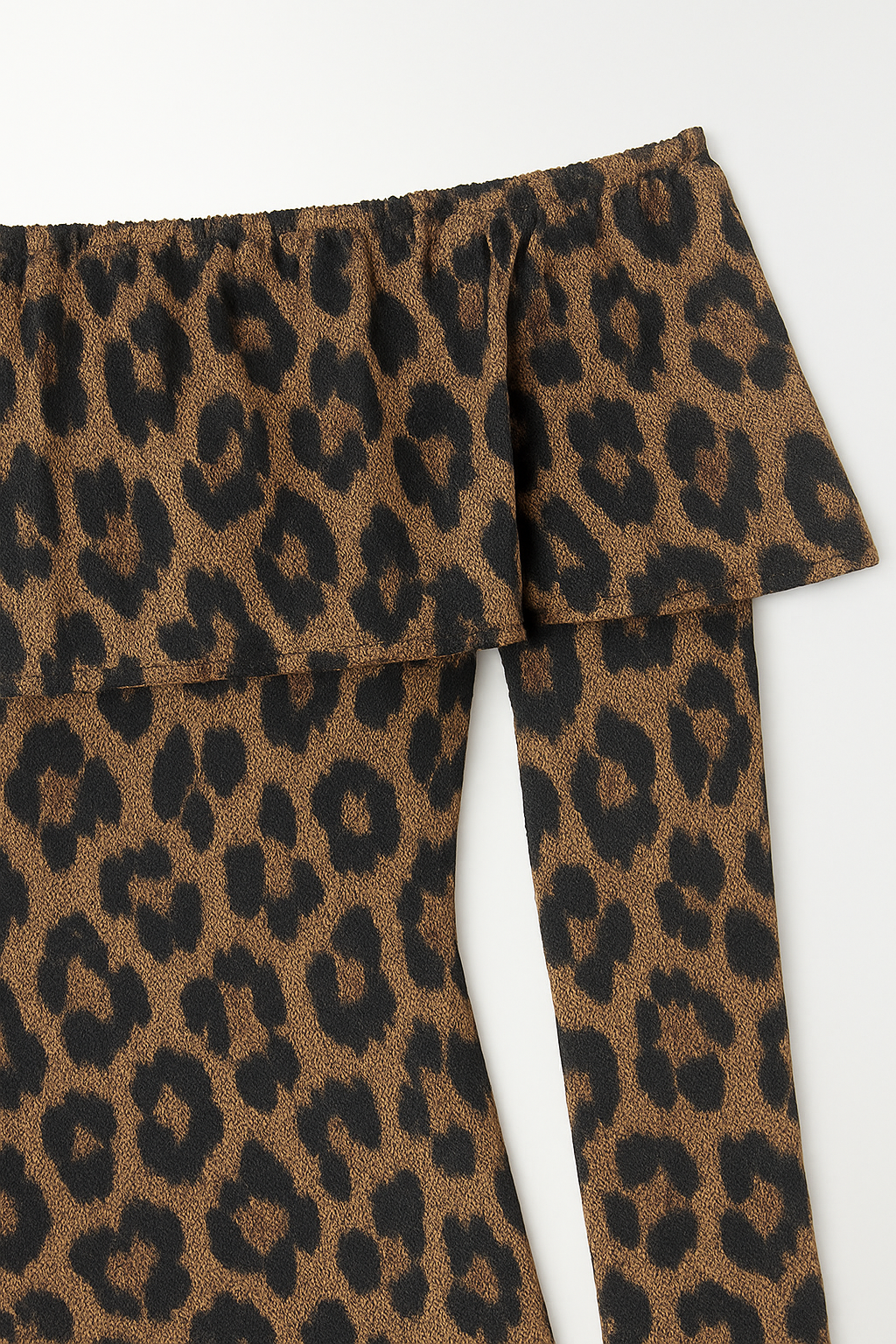 TOP CON MANGAS DE ANIMAL PRINT CON VUELO EN LA PARTE DE LOS HOMBROS