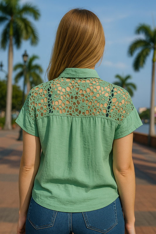BLUSA ABOTONADA CON ENCAJE FLORAL CALADO EN HOMBROS Y ESPALDA